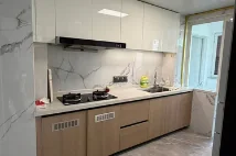 人才公寓厨房，配橱柜、灶台与水槽